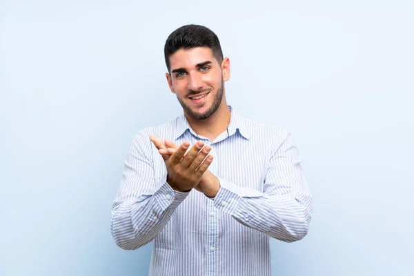 Kavkazský Pohledný Muž Přes Izolované Modré Pozadí Aplauding — Stock fotografie