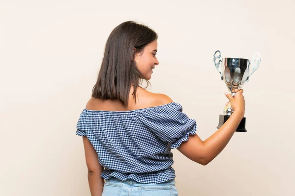 Menina Sobre Fundo Isolado Segurando Troféu — Fotografia de Stock