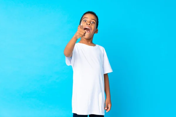 Afroamerykanin Chłopiec Odizolowanym Tle Niebieski Zaskoczony Wskazując Przodu — Zdjęcie stockowe