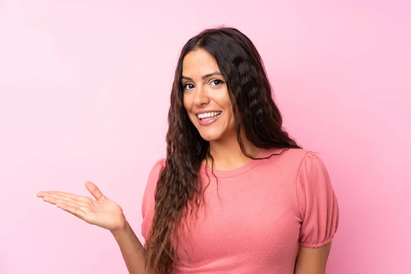 Young Woman Isolated Pink Background Holding Copyspace Imaginary Palm — Stock Photo, Image