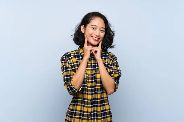 Asyalı Genç Bir Kadın Mavi Arka Planda Mutlu Hoş Bir — Stok fotoğraf