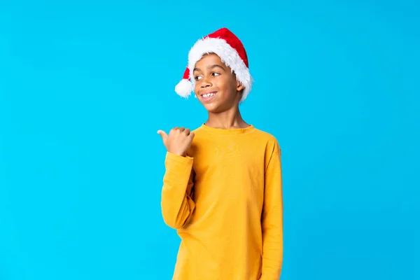 Niño Afroamericano Con Sombrero Navidad Señalando Lado Para Presentar Producto — Foto de Stock