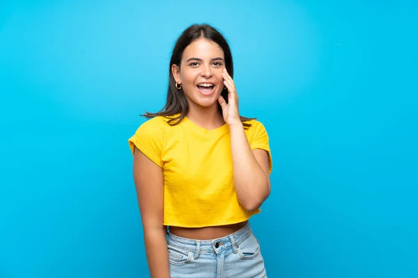 Chica Joven Sobre Fondo Azul Aislado Con Sorpresa Expresión Facial — Foto de Stock