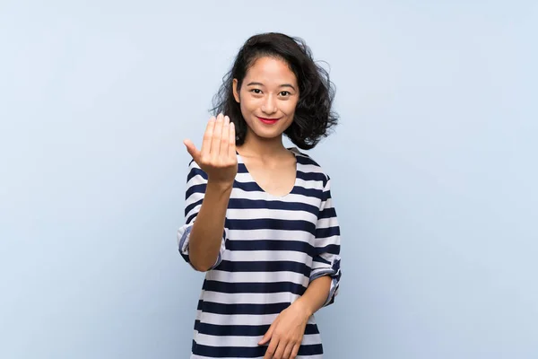 Ázsiai Fiatal Elszigetelt Kék Háttér Hívó Hogy Jöjjön Kezét Örülök — Stock Fotó