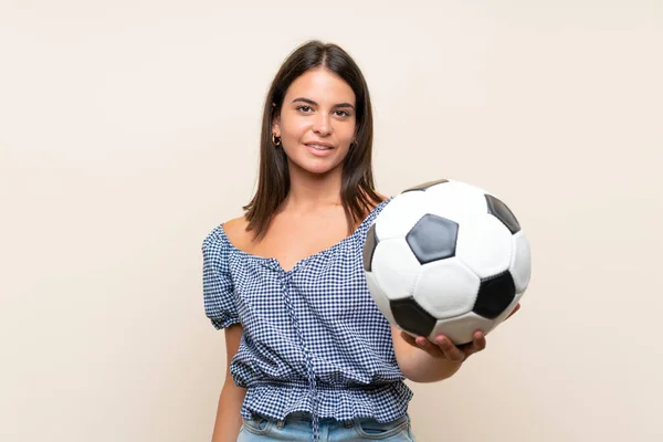 サッカーボールを持つ孤立した背景の上の若い女の子 — ストック写真