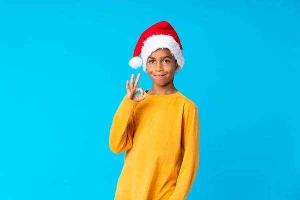 크리스마스 모자를 아프리카 미국인 손가락으로 오케이 사인을 — 스톡 사진