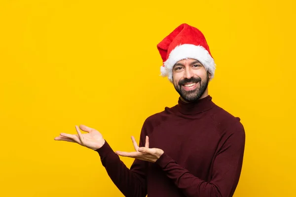 Hombre Con Sombrero Navidad Sobre Fondo Amarillo Aislado Extendiendo Las —  Fotos de Stock