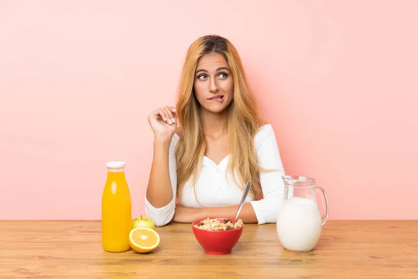 Junge Blonde Frau Mit Frühstücksmilch Zweifel Und Mit Verwirrtem Gesichtsausdruck — Stockfoto