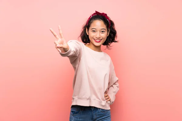 Asiático Jovem Mulher Sobre Isolado Rosa Fundo Sorrindo Mostrando Sinal — Fotografia de Stock