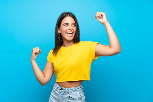 Giovane Ragazza Sfondo Blu Isolato Che Celebra Una Vittoria — Foto Stock