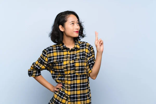 Asiático Jovem Mulher Sobre Isolado Fundo Azul Com Dedos Cruzando — Fotografia de Stock