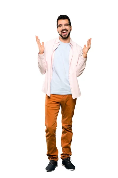 Tiro Completo Homem Bonito Com Barba Sorrindo Muito Sobre Fundo — Fotografia de Stock