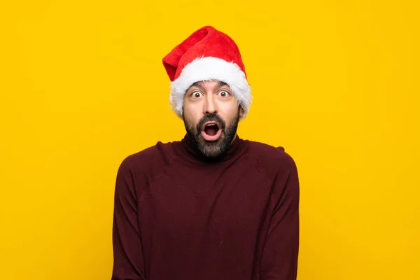 Hombre Con Sombrero Navidad Sobre Fondo Amarillo Aislado Con Expresión —  Fotos de Stock