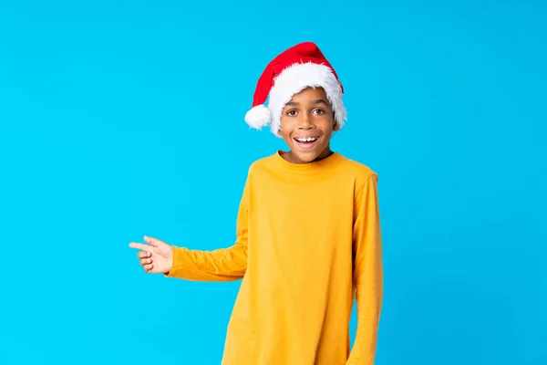 Niño Afroamericano Con Sombrero Navidad Sorprendido Señalando Con Dedo Hacia — Foto de Stock