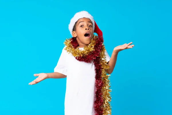 Niño Afroamericano Con Sombrero Navidad Con Expresión Facial Impactada —  Fotos de Stock