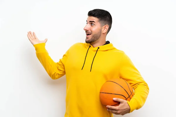 Schöner Junger Basketballspieler Mann Über Isolierte Weiße Wand Mit Überraschendem — Stockfoto