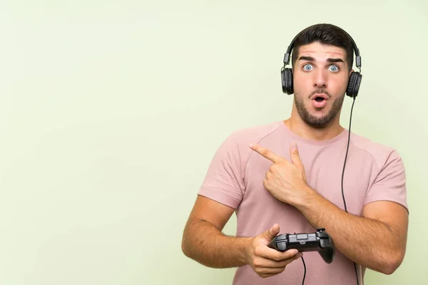 Joven Hombre Guapo Jugando Con Controlador Videojuegos Sobre Pared Verde —  Fotos de Stock