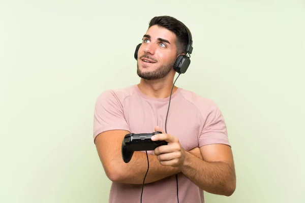 Joven Hombre Guapo Jugando Con Controlador Videojuegos Sobre Una Pared —  Fotos de Stock