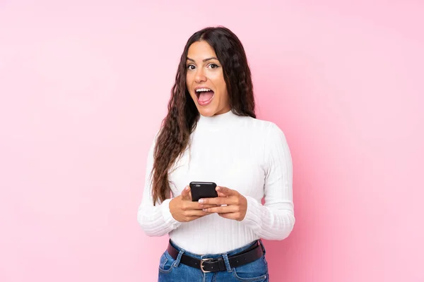 Joven Mujer Sobre Aislado Rosa Fondo Sorprendido Enviando Mensaje — Foto de Stock