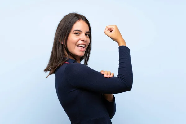 Jong Meisje Geïsoleerde Blauwe Achtergrond Maken Sterk Gebaar — Stockfoto