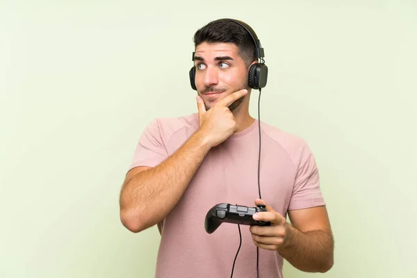 Joven Hombre Guapo Jugando Con Controlador Videojuegos Sobre Una Pared —  Fotos de Stock