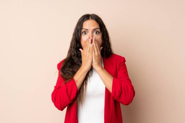 Şaşırtıcı bir yüz ifadesi olan, izole edilmiş genç bir kadın.