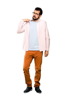 Yorgun ve hasta ifade izole beyaz arka plan üzerinde ile sakallı yakışıklı adam tam uzunlukta atış