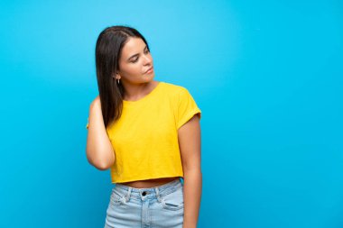 Izole mavi arka plan üzerinde genç kız bir fikir düşünme