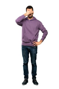 Uzun kollu tişörtlü yakışıklı adamın gözlerini elleriyle kapattığı bir fotoğraf. İzole edilmiş beyaz arkaplan üzerinde bir şey görmek istemiyorum