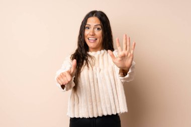 Izole arka plan üzerinde genç kadın parmakları ile altı sayma