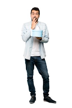 Tam uzunlukta bir hediye izole beyaz arka plan üzerinde tutarak sakallı yakışıklı adam kadeh