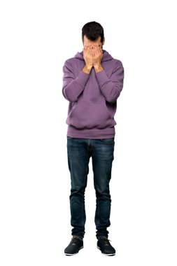 İzole beyaz arka plan üzerinde yorgun ve hasta ifade ile Sweatshirt ile yakışıklı adam tam uzunlukta çekim