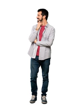 Tam uzunlukta atış tarafına izole beyaz arka plan üzerinde seyir sakallı yakışıklı adam