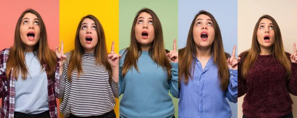 Conjunto Mujer Sorprendida Señalando Hacia Arriba — Foto de Stock