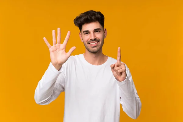 Junger Mann Auf Orangefarbenem Hintergrund Der Mit Den Fingern Sechs — Stockfoto