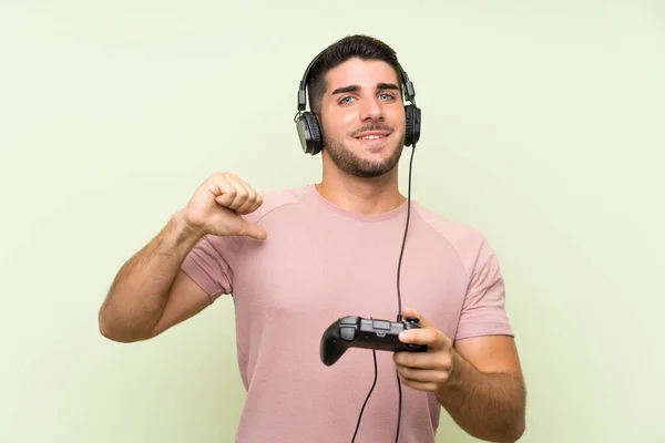 Joven Hombre Guapo Jugando Con Controlador Videojuegos Sobre Pared Verde —  Fotos de Stock