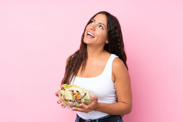 Jeune Femme Avec Salade Sur Mur Isolé — Photo