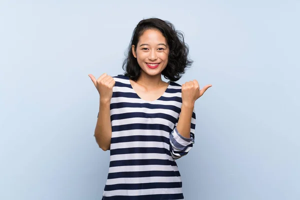 Азиатская Молодая Женщина Изолированном Голубом Фоне Большим Пальцем Вверх Жестом — стоковое фото