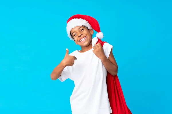 Niño Afroamericano Con Sombrero Navidad Llevando Una Bolsa Con Regalos —  Fotos de Stock