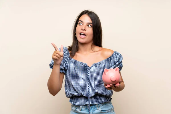 Jovem Sobre Fundo Isolado Segurando Grande Mealheiro — Fotografia de Stock