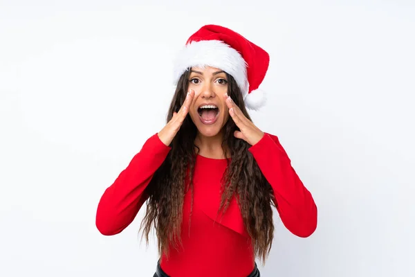 Chica Con Sombrero Navidad Sobre Fondo Blanco Aislado Gritando Con —  Fotos de Stock