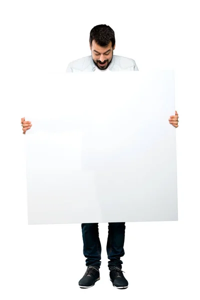 Полный Снимок Красавчика Бородой Пустым Плакатом Изолированном Белом Фоне — стоковое фото