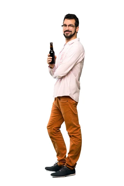 Tiro Completo Homem Bonito Com Barba Bebendo Cerveja Sobre Fundo — Fotografia de Stock