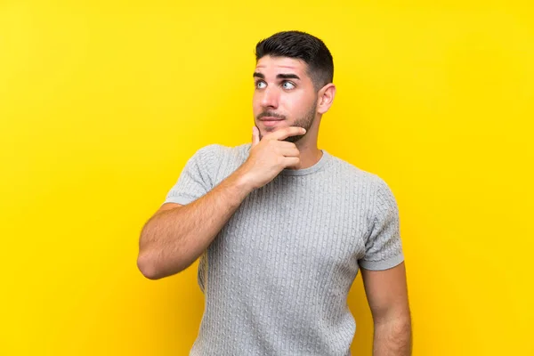 Joven Hombre Guapo Sobre Fondo Amarillo Aislado Pensando Una Idea — Foto de Stock