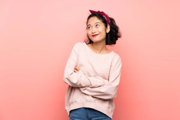 Asiática Joven Mujer Sobre Aislado Rosa Fondo Mirando Hacia Arriba —  Fotos de Stock