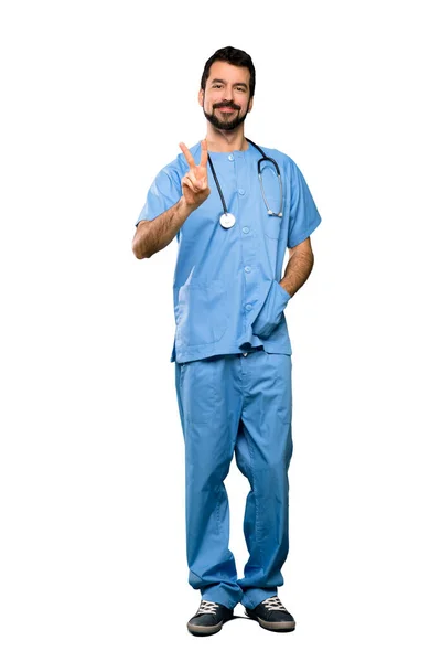 Tiro Completo Cirurgião Médico Homem Sorrindo Mostrando Sinal Vitória Sobre — Fotografia de Stock