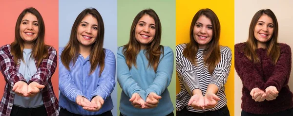 Conjunto Mujer Sosteniendo Espacio Copia Imaginario Palma Mano Para Insertar — Foto de Stock