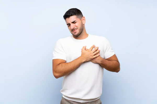 Kaukasischer Gutaussehender Mann Auf Isoliertem Blauem Hintergrund Der Schmerzen Herzen — Stockfoto