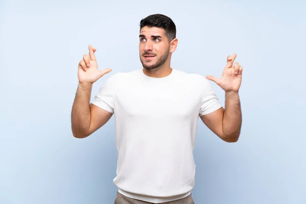 Hombre Guapo Caucásico Sobre Fondo Azul Aislado Con Los Dedos — Foto de Stock