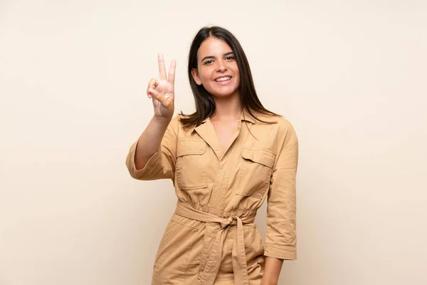 Menina Sobre Fundo Isolado Sorrindo Mostrando Sinal Vitória — Fotografia de Stock